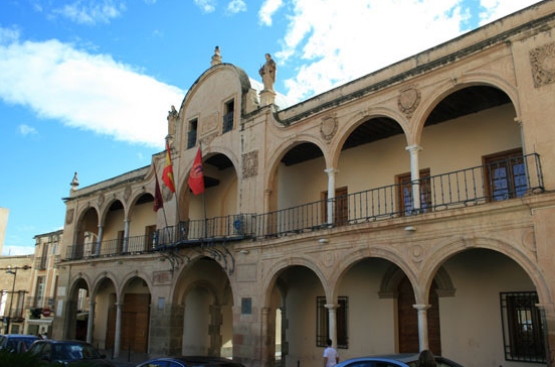 Fachada del edificio del Ayuntamiento en Lorca con banderas institucionales